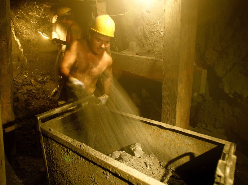 Foto de archivo. Mineros colombianos trabajan en una mina subterránea de esmeraldas en Muzu