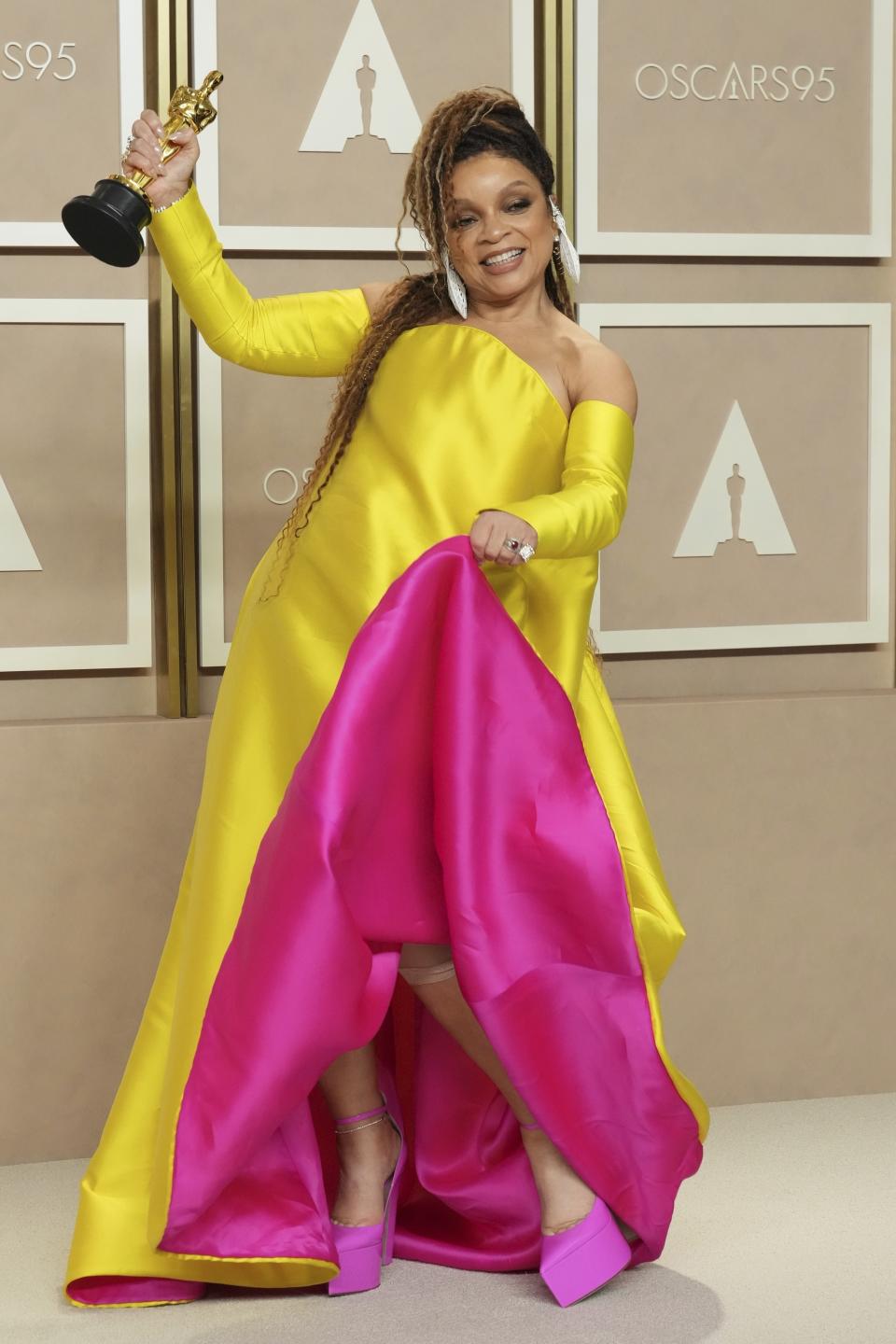 Ruth E. Carter posa con el premio a mejor diseño de vestuario por "Black Panther: Wakanda Forever" en la sala de prensa de los Oscar el domingo 12 de marzo de 2023 en el Teatro Dolby en Los Angeles. (Foto Jordan Strauss/Invision/AP)