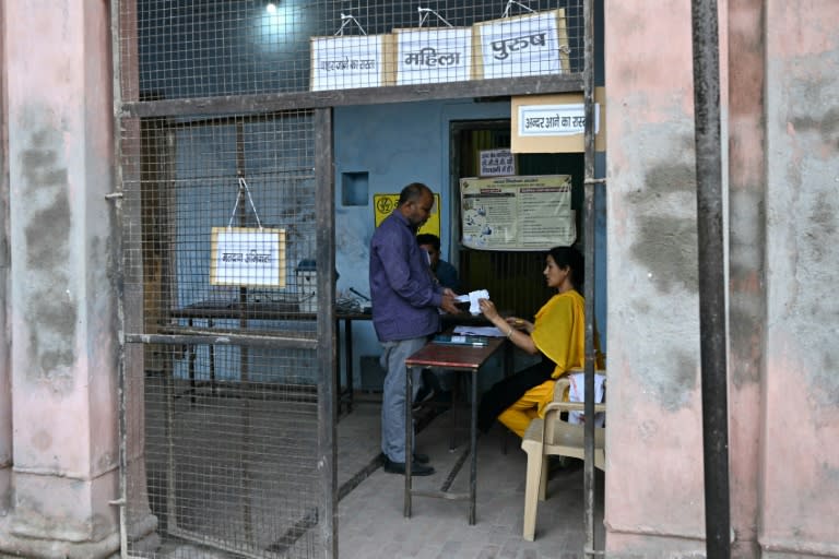 Unos funcionarios preparan los colegios electorales para la segunda fase de las elecciones generales de India en Vrindavan, en el norte de India, el 26 de abril de 2024 (Money Sharma)