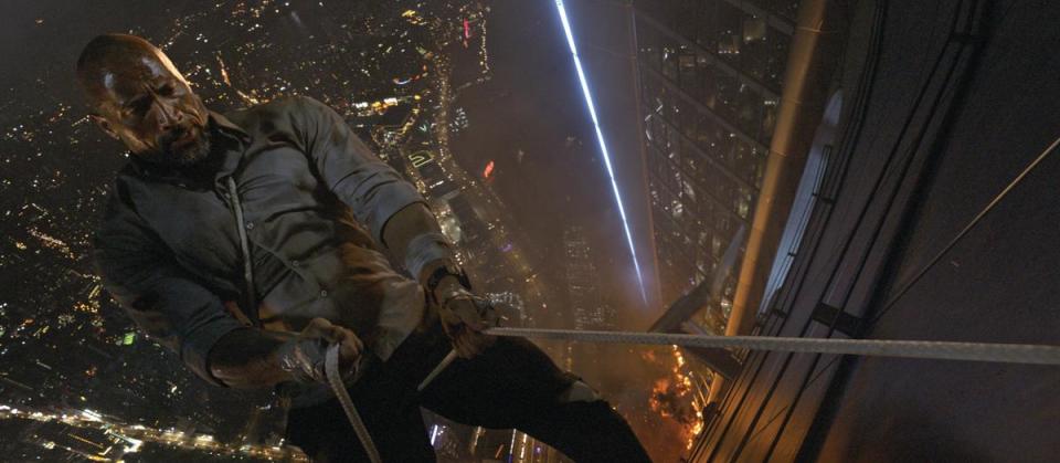 巨石強森在《摩天大樓》對抗地心引力，拖著義肢跳入高樓火海，用盡各種方法要救出家人。（UIP提供）