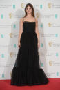 <p>Felicity Jones sorprendió con un elegante, pero sencillo vestido negro vintage de Dior. </p>