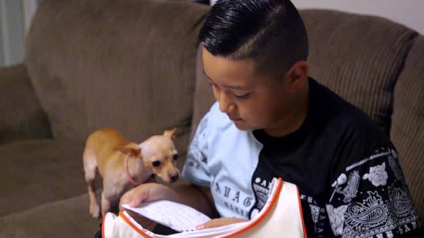 PHOTO: Daniel Garza reads an encouraging note from his mom Briana Ruiz as he starts his first day of fifth grade on Aug. 15, 2022. (ABC News)