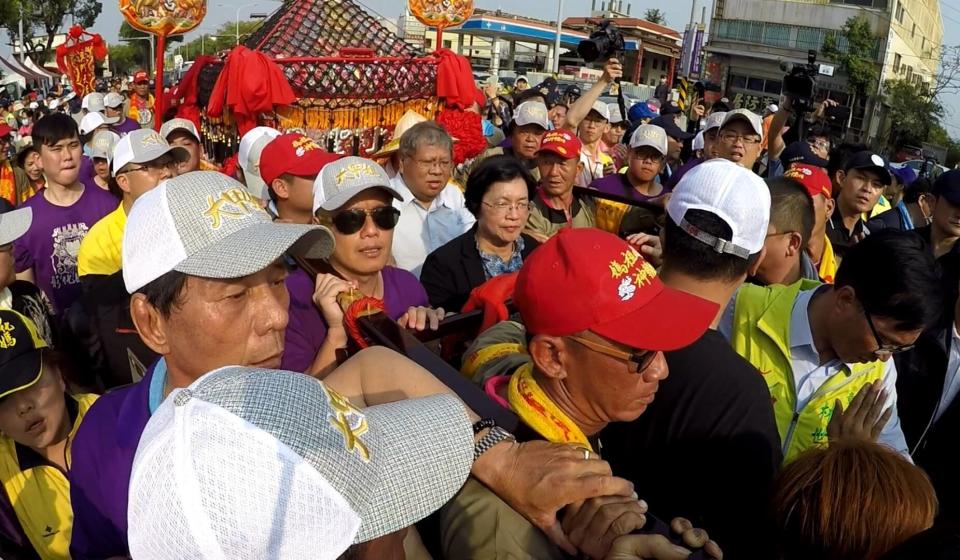 ▲大甲鎮瀾宮媽祖遶境近10萬媽祖大軍浩浩蕩蕩橫跨大肚溪進入彰化縣，彰化縣長王惠美等人接駕。（圖／記者陳雅芳攝，2019.04.08）