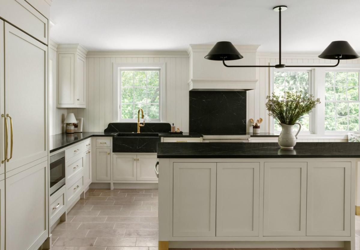 yellow kitchens with black countertops        <h3 class=