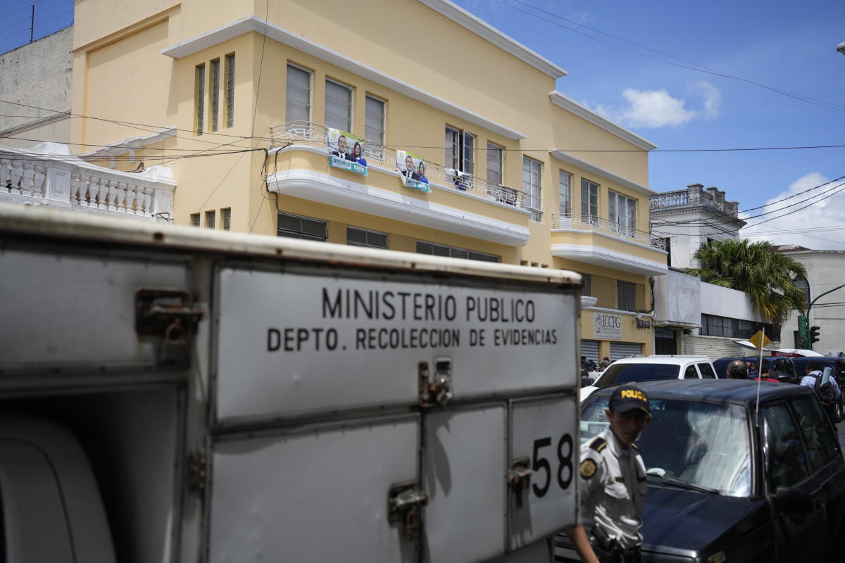 Policía en Guatemala allana sede de partido de candidato presidencial progresista