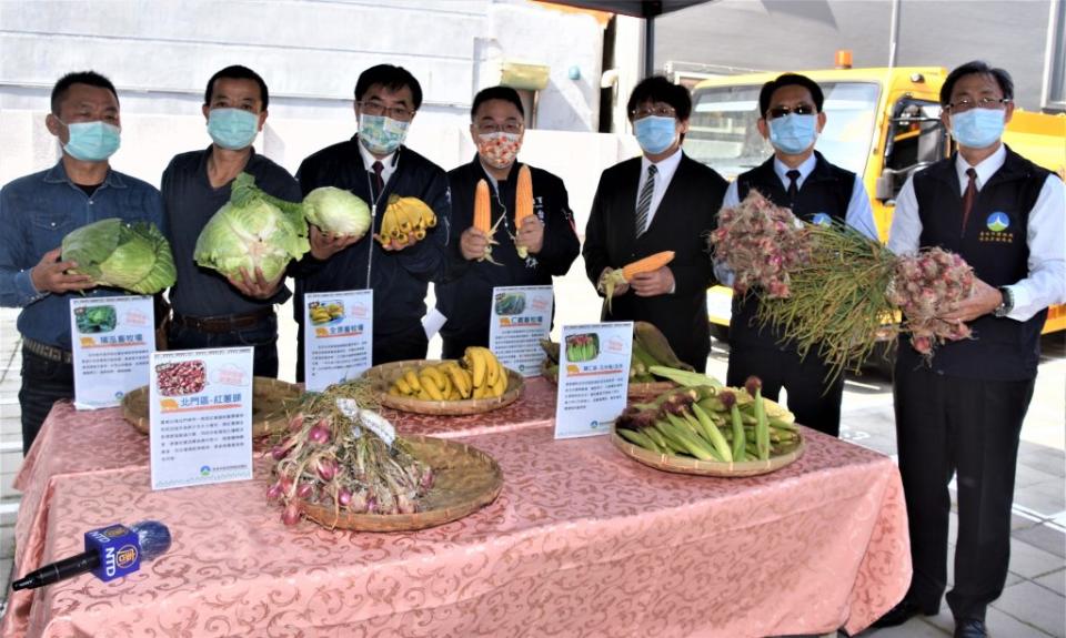 台南市長黃偉哲（左三）與貴賓共同展示用有機肥料栽培的蔬果。（記者翁聖權攝）