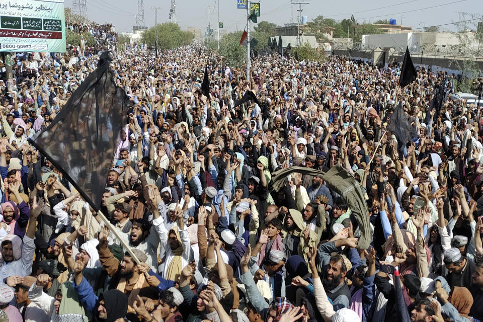 Residentes locales y ciudadanos afganos corean lemas durante una protesta en la localidad fronteriza de Chaman, en el suroeste de Pakistán, el 26 de octubre de 2023. (AP Foto/Jafar Khan)