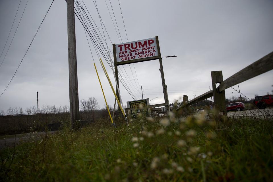 Una pancarta pro-Trump en una carretera de Erie, PA. (Foto: Eric Thayer para Yahoo News)