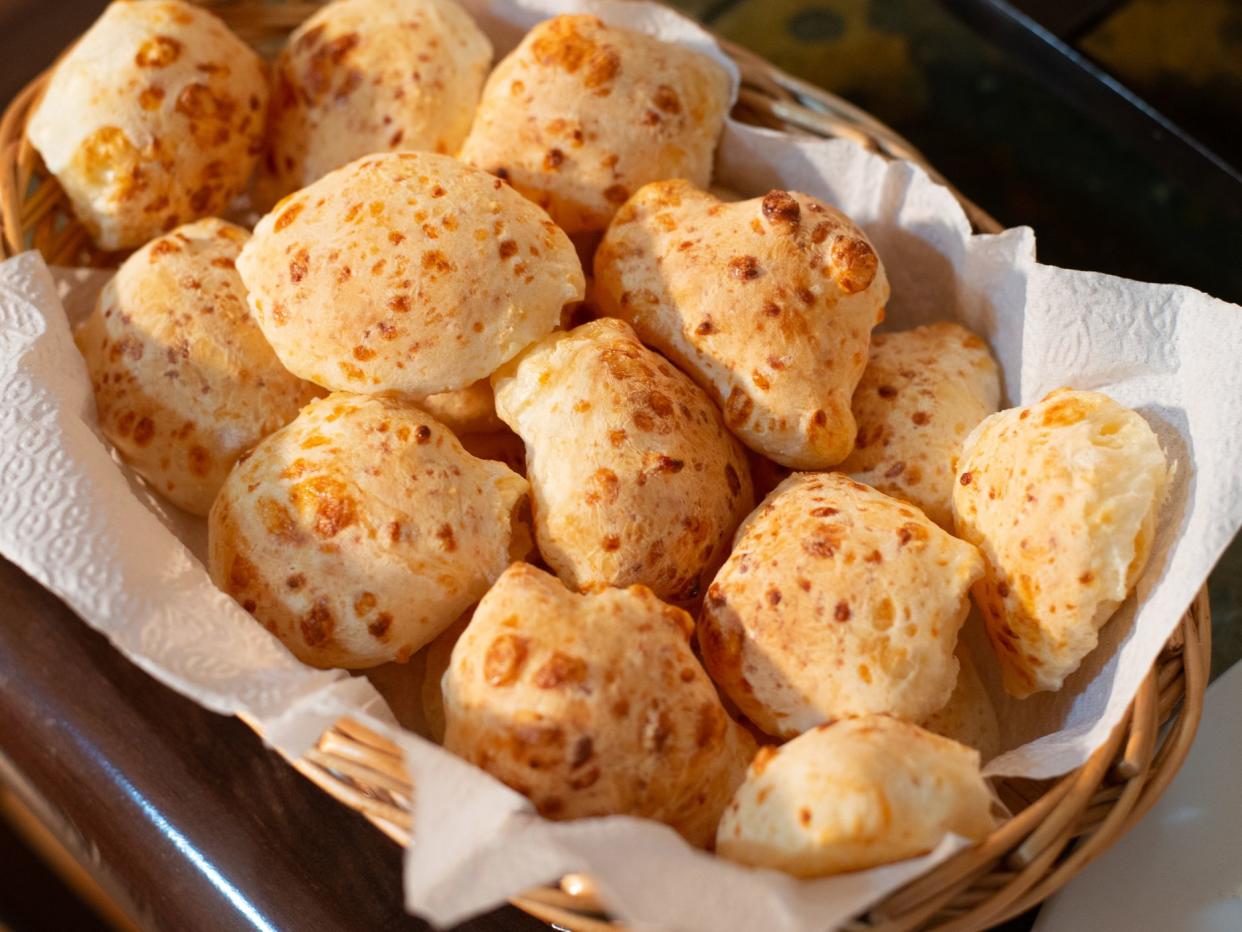 O pão de queijo faz parte da tradição mineira e mesmo assim quase todo o povo brasileiro aprecia essa receita. Faz parte do café da manhã em casas de fazenda, em sítio e até mesmo em hospedagens rurais. Feito mince epol Vale degustá-lo quentinho saindo do