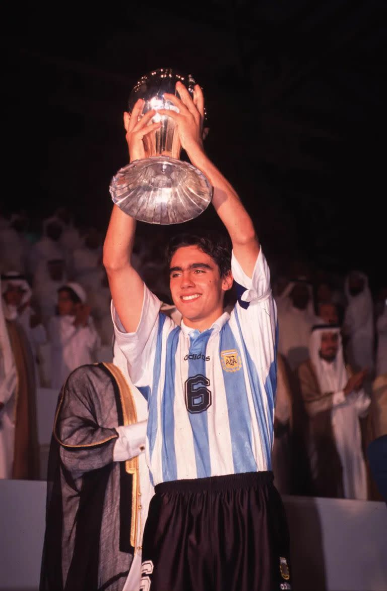 Imagen inolvidable: el capitán Sorin y la copa mundial Sub 20; habían pasado 16 años de la consagración previa argentina