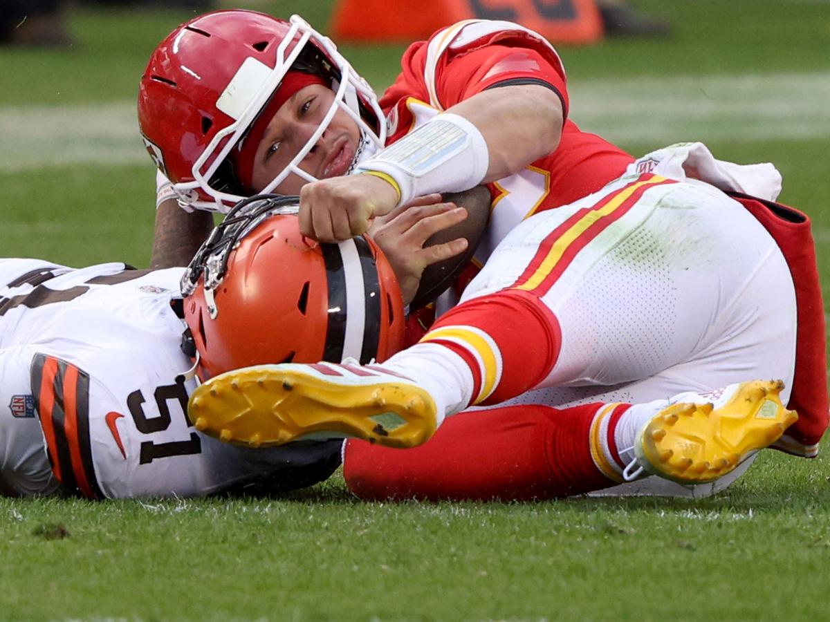 Patrick Mahomes 'feeling good' after early exit in Chiefs playoff win,  evaluated for concussion