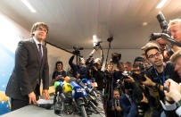 <p>Die Zukunft des Ex-Regionalchefs Kataloniens, Carles Puigdemont, bleibt auch nach dieser Pressekonferenz in Brüssel unklar. Er will zwar in Belgien kein politisches Asyl beantragen. Ob Puigdemont aber der Vorladung des Gerichtshofs in Madrid Folge leisten wird, bleibt weiterhin unklar. (Bild: AP Photo) </p>