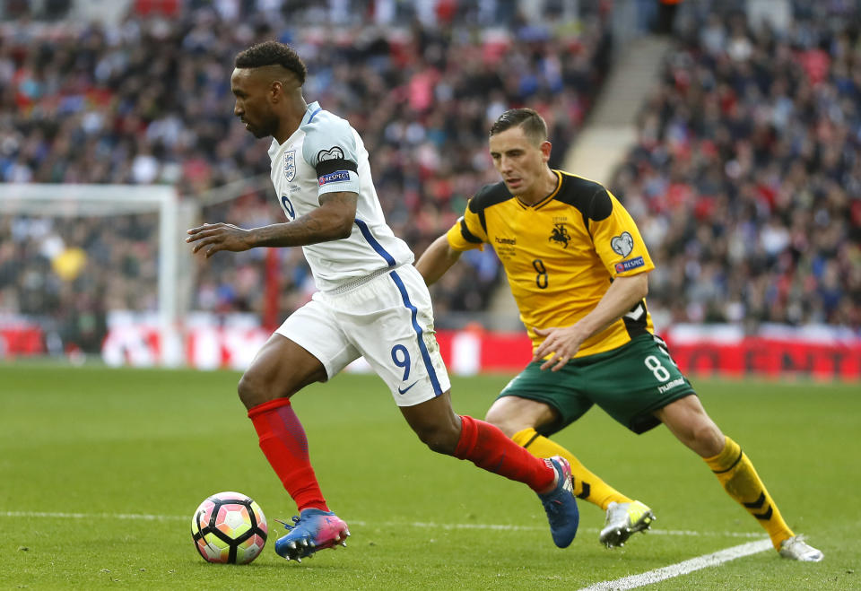 England's Jermain Defoe, left, and Lithuania's Egidijus Vaitkunas, right, challenge for the ball during the World Cup Group F qualifying soccer match between England and Lithuania at the Wembley Stadium in London, Great Britain, Sunday, March 26, 2017. (AP Photo/Kirsty Wigglesworth)