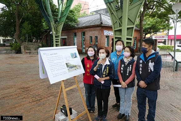 宜蘭火車站前丟丟噹森林廣場原有「幾米星空飛天小火車」進廠維修 星空火車裝置升級2.0經典角色新登場!可望十一月底吊掛，明年一月將再開放廣場迎接遊客，宜蘭縣長林姿妙現勘。（記者董秀雲攝）。