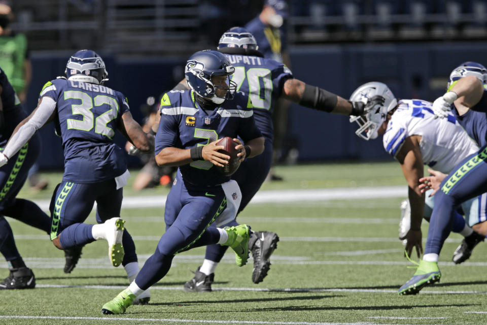 El quarterback de los Seahawks de Seattle Russell Wilson lanza un pase de touchdown en la primera mitad del juego ante los Cowboys de Dallas, el domingo 27 de septiembre de 2020, en Seattle. (AP Foto/John Froschauer)