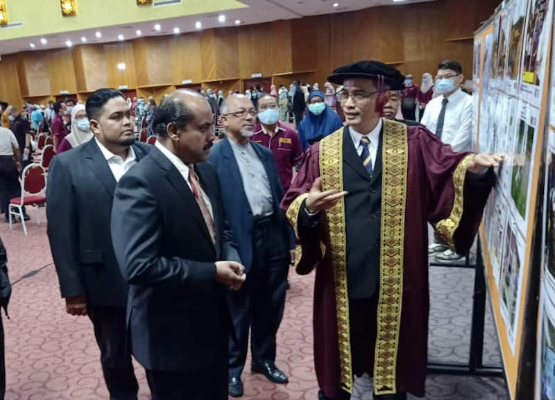 Johor Health and Environment Committee chairman R. Vidyanathan is briefed by Professor Abdull Rahim Mohd Yusoff on the study at UTM Skudai in Johor Baru September 21, 2020. — Picture by Ben Tan