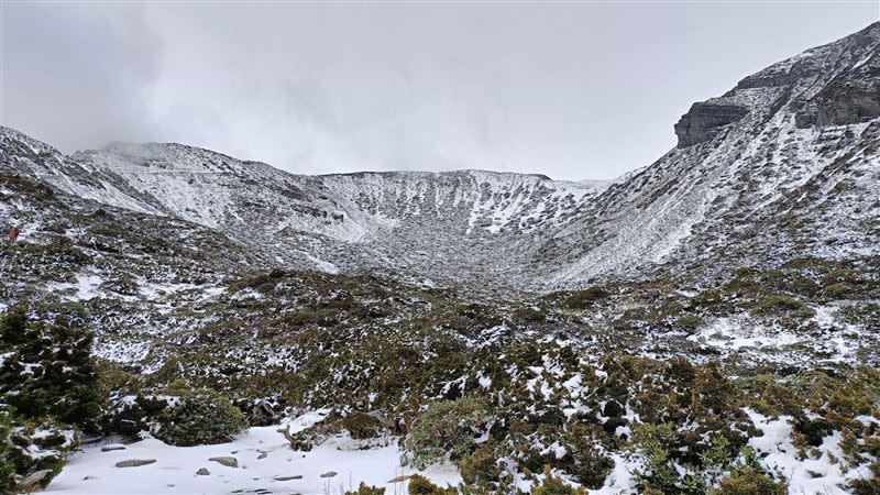 翠池、雪山圈谷等海拔3000公尺以上山區，上月才降下3月雪。（圖／翻攝自臉書雪霸國家公園登山資訊分享站）