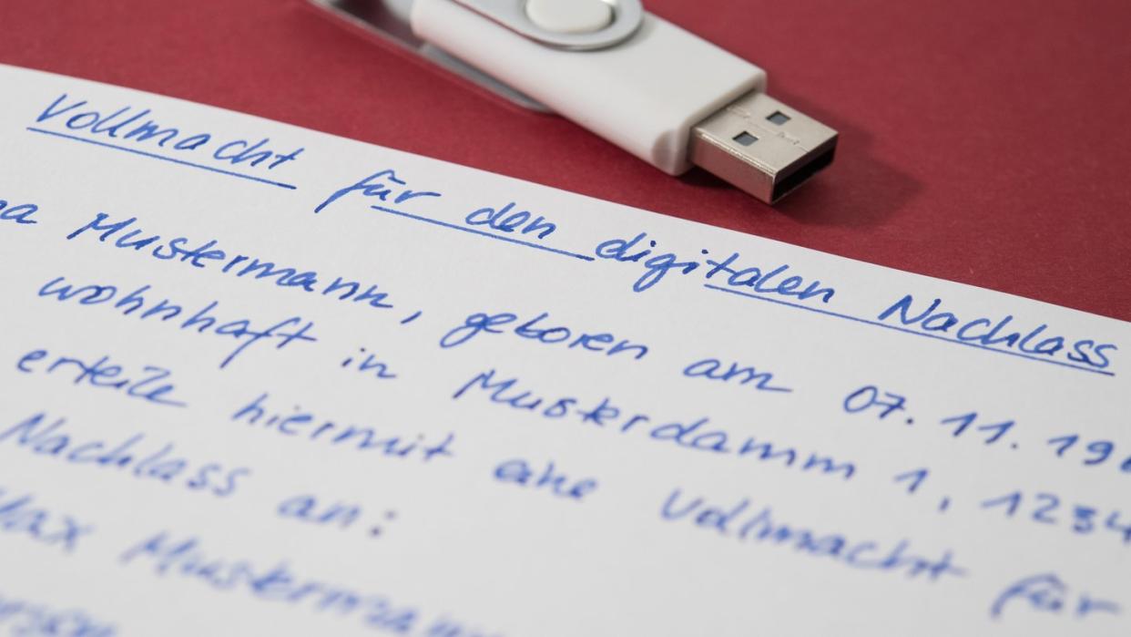 Handgeschrieben muss sie sein, die Vollmacht für den digitalen Nachlass - und kann etwa auf einen USB-Stick mit einem Passwortmanager verweisen. Foto: