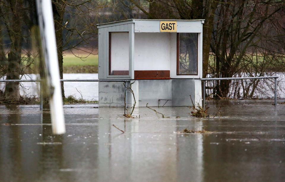 <p>Abgesoffen: Der Sportplatz des SV Daugendorf in Baden-Württemberg wurde vom Hochwasser überflutet. Im Hintergrund ist die Donau zu sehen. (Bild: Thomas Warnack) </p>