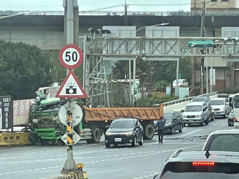 ▲桃園大園交流道入口，今（2）日上午發生車禍，砂石車從後追撞兩車後，再撞上路邊護欄才停下，車頭幾乎全毀。（圖／翻攝畫面）