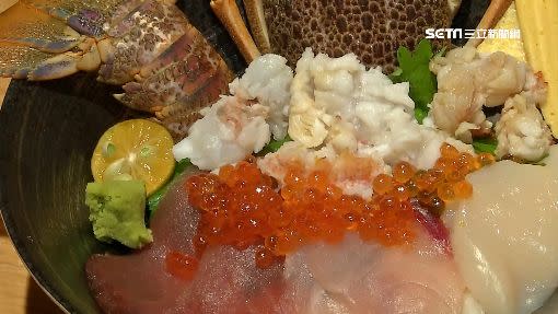 超大份量的「生龍蝦海鮮丼」價格千元有找，還有專屬吃法。