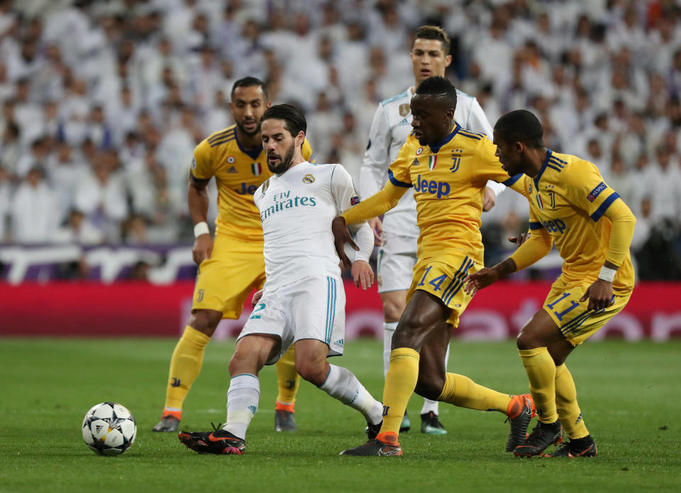 <p>Soccer Football – Champions League Quarter Final Second Leg – Real Madrid vs Juventus – Santiago Bernabeu, Madrid, Spain – April 11, 2018 Real Madrid’s Isco in action with Juventus’ Blaise Matuidi and Douglas Costa REUTERS/Susana Vera </p>