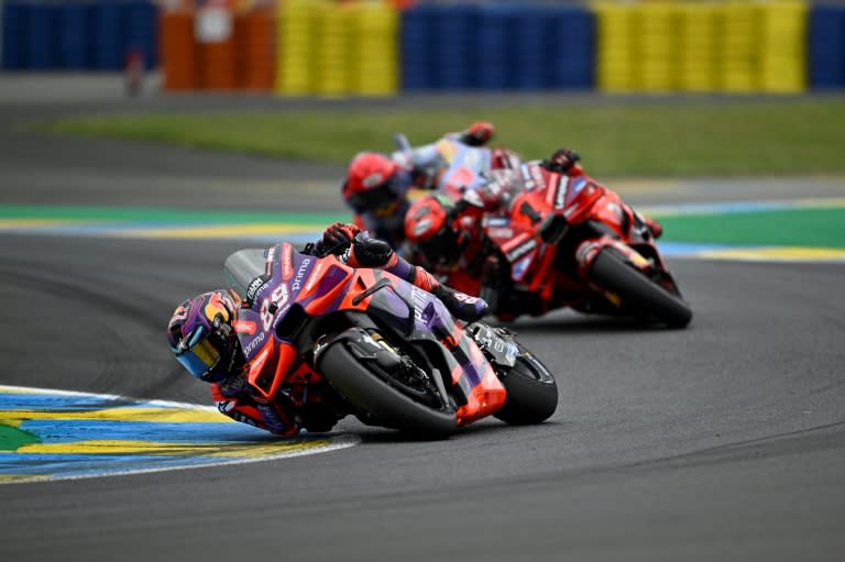 Jorge Martin (L) edged Francesco Bagnaia (R) in a thrilling French MotoGP (JULIEN DE ROSA)