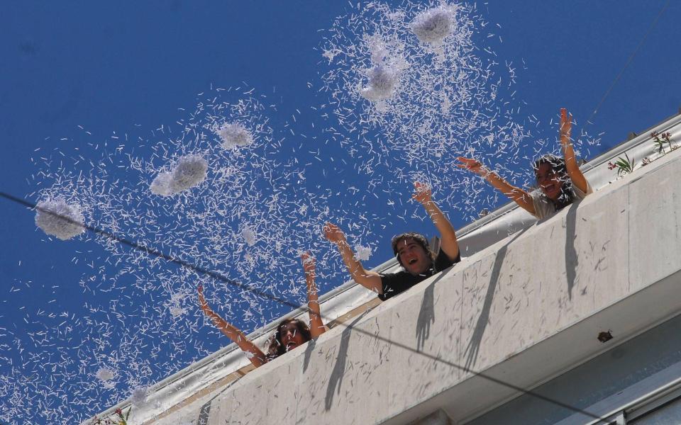 Throwing paper in Argentina