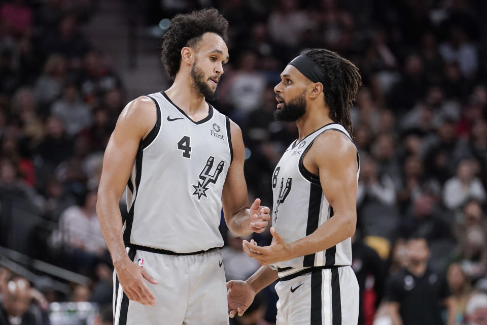 Derrick White（圖左）與Patty Mills。(AP Photo/Darren Abate)