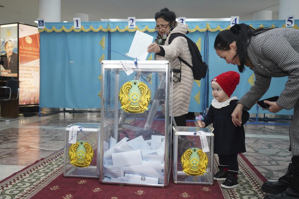 Voters cast their ballots at a polling station in Almaty, Kazakhstan, Sunday, Nov. 20, 2022. Kazakhstan's president appears certain to win a new term against little-known challengers in a snap election on Sunday. Five candidates are on the ballot against President Kassym-Jomart Tokayev, who faced a bloody outburst of unrest early this year and then moved to marginalize some of the Central Asian country's longtime powerful figures. (Vladimir Tretyakov/NUR.KZ via AP)