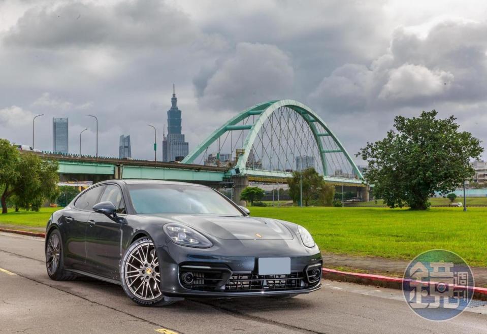 試駕車所選用、一般需加價才有的金屬火山灰車色亦在Panamera Platinum Edition的套餐之內，且共有十種金屬漆車色可供選擇。