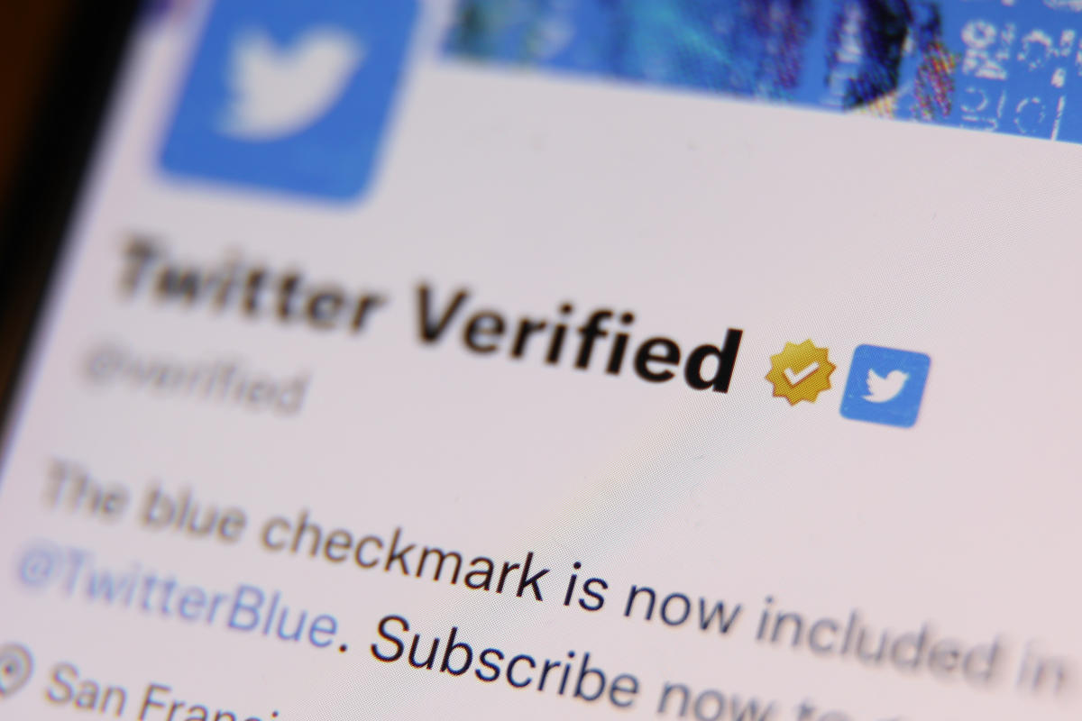 Twitter begins phasing out legacy 'blue check marks' in latest platform  change - ABC News