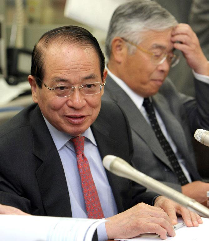 Shinsei Bank President Masamoto Yashiro (L) answers a question during the company's press conference on annual earnings with the company's next president Shigeki Toma (R) in Tokyo, on May 14, 2010. Shinsei Bank and Aozora Bank confirmed that a merger planned for later this year has been scrapped, with the mid-sized lenders at odds over business strategy. AFP PHOTO / JIJI PRESS