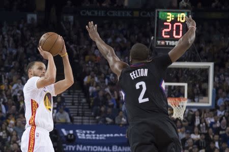 January 28, 2017; Oakland, CA, USA; Golden State Warriors guard Stephen Curry (30) shoots the basketball against Los Angeles Clippers guard Raymond Felton (2) during the third quarter at Oracle Arena. Mandatory Credit: Kyle Terada-USA TODAY Sports - RTSXUEE