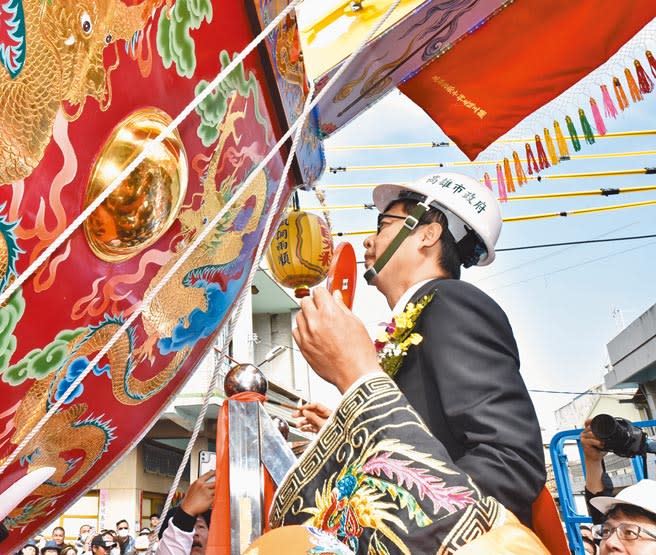 高雄市長陳其邁到茄萣區為萬福宮大王船開光點眼。（林瑞益攝）