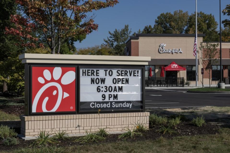 Chick-fil-A recently announced that they would not be serving exclusively antibiotic-free chicken. jetcityimage – stock.adobe.com