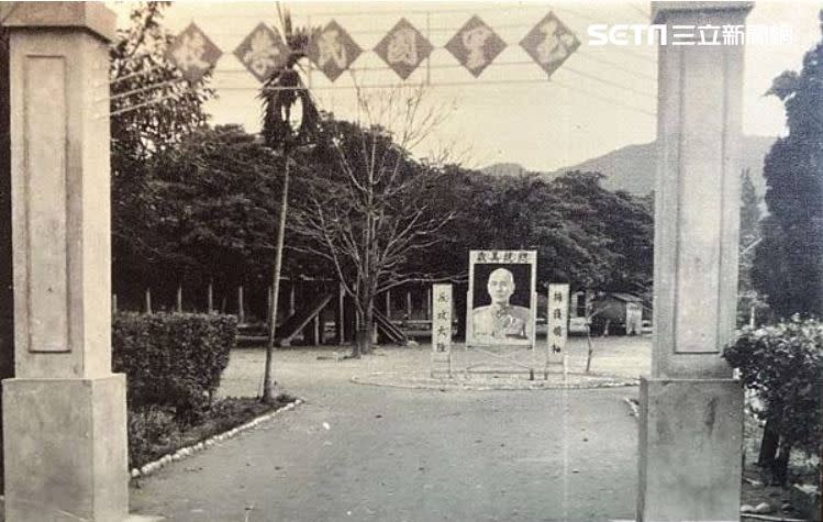 1950年玉里國民學校校門口。（圖／曾霖炳提供）