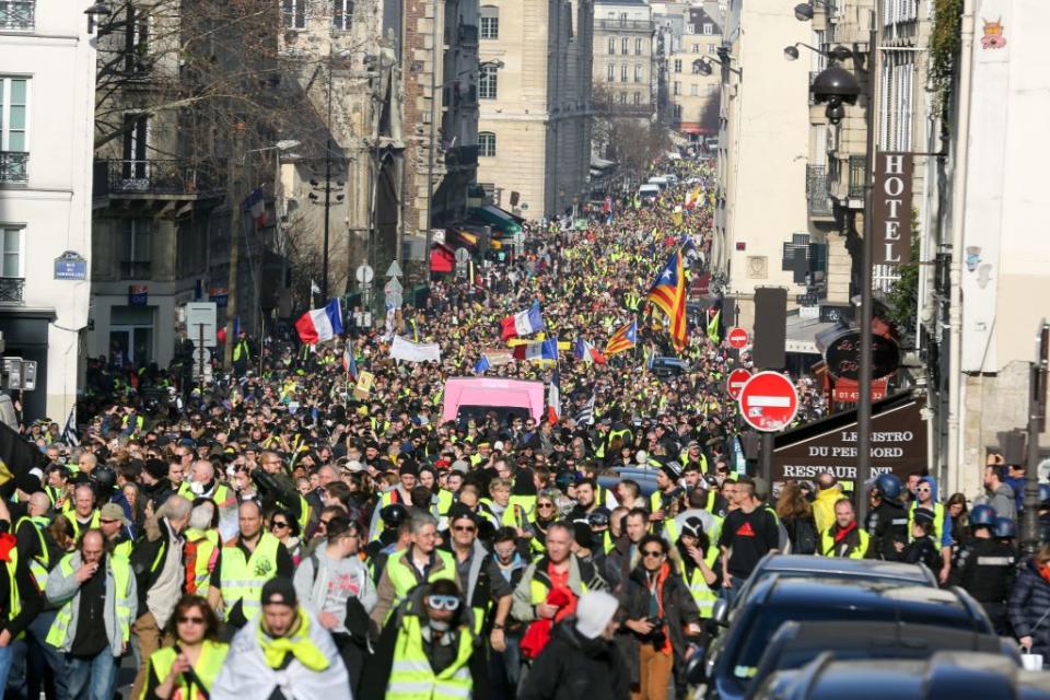 <p>L’essoufflement du mouvement s’est confirmé hier. Alors que les gilets jaunes comptaient sur ce 14ème samedi de mobilisation pour retrouver des couleurs, seules 41 500 personnes ont pris part aux diverses manifestations organisées à travers le pays, soit environ 10 000 de moins que la semaine passée. Une tendance au reflux toutefois moins sensible dans certaines villes, à l’image de Bordeaux et Toulouse, où plusieurs milliers de manifestants ont pris d’assaut les rues du centre-ville.<br>(Crédit : Getty Images) </p>