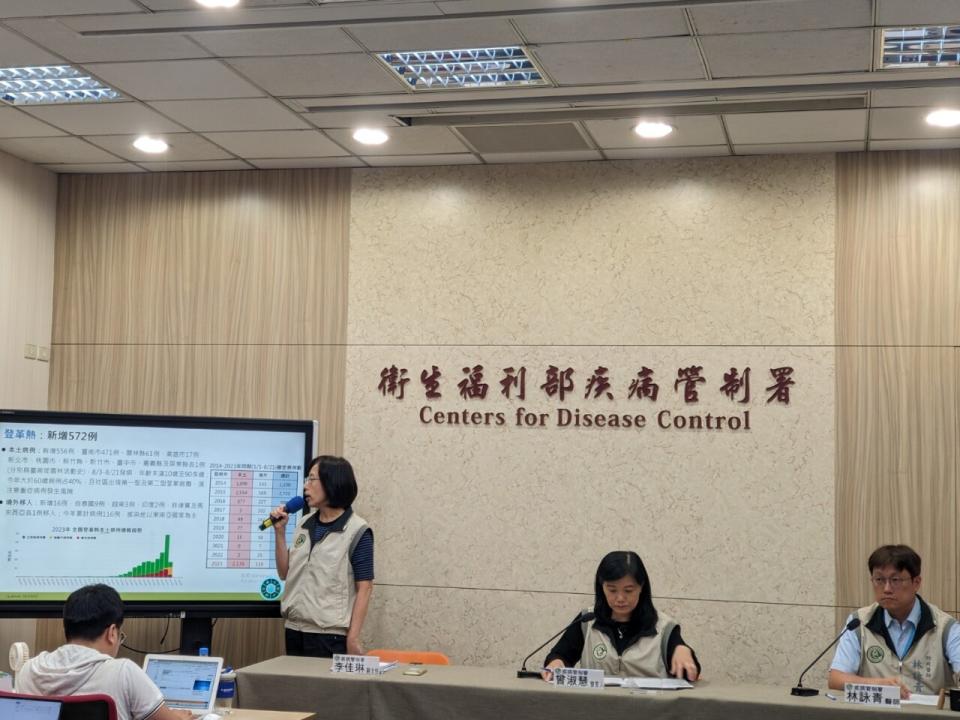 疾管署疫情中心副主任李佳琳(左)表示，疾管署宣布即日起將7國旅遊疫情建議等級提升至「第二級：警示(Alert)」。(陳念宜 攝)