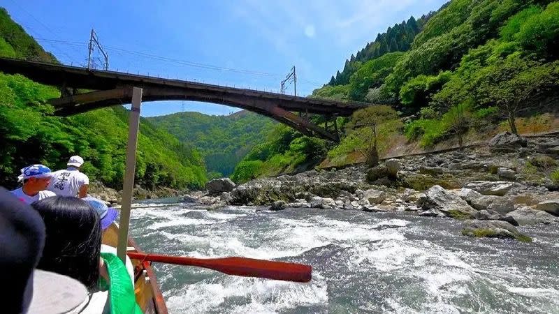 ▲保津川遊船時常會因水位、天氣等因素調整出航的營業時間，建議旅客要出發前務必先上官網查看時刻表。（圖／翻攝自Klook）