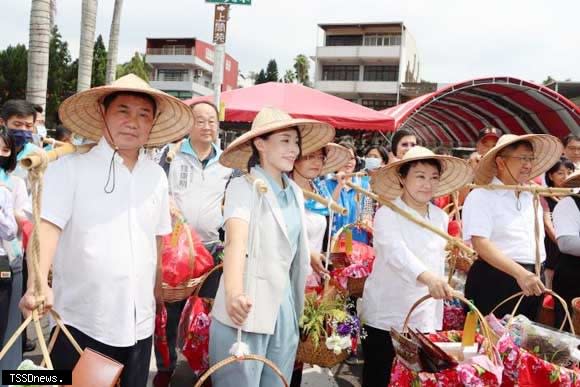 中台灣八縣市首長啟動義民祭典苗栗縣長鍾東錦（左一）對於很多客家人不講客語期許傳承客家文化。（記者江乾松攝）