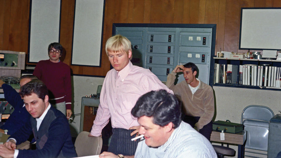 Templeman (standing center) works on a Harper’s Bizarre session with (from left) Lee Hirshberg (face concealed), producer (and future Warner Bros. Records president) Lenny Waronker, arranger Van Dyke Parks and song plugger Larry Marks, at Western Studios in Los Angeles, January 27, 1969.