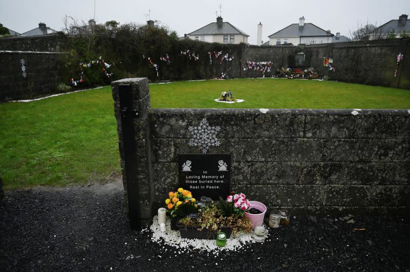 Vista general del cementerio de Tuam, donde se descubrieron los cuerpos de 796 bebés en el sitio de un antiguo hogar católico para madres solteras y sus hijos, el día en que se publica formalmente una investigación ordenada por el gobierno sobre antiguos hogares dirigidos por la Iglesia para madres solteras, en Tuam, Irlanda