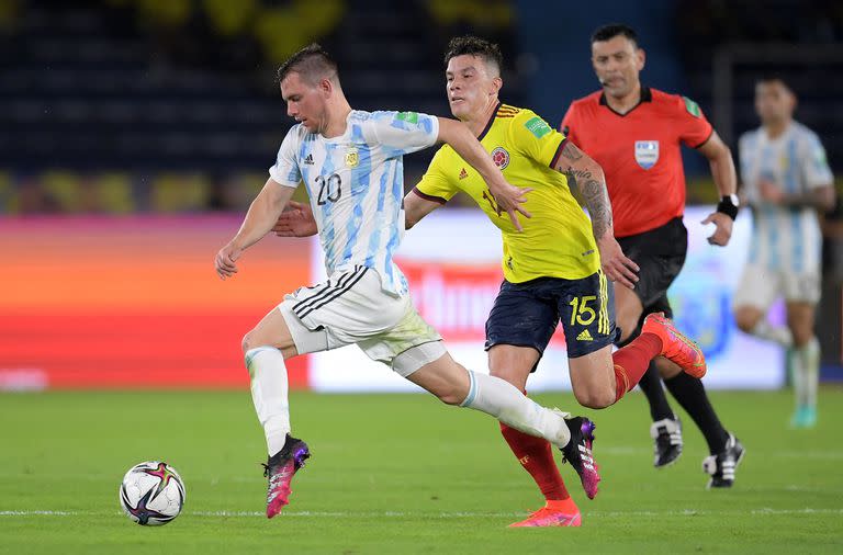Giovani Lo Celso domina la pelota frente a Colombia, por las eliminatorias: el volante, guardián de un estilo que no termina de afirmarse.