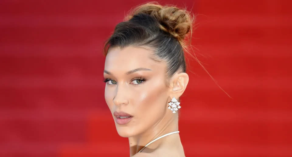 Die User auf TikTok versuchen Bella Hadids gerade Augenbrauen nachzuahmen. (Getty Images)
