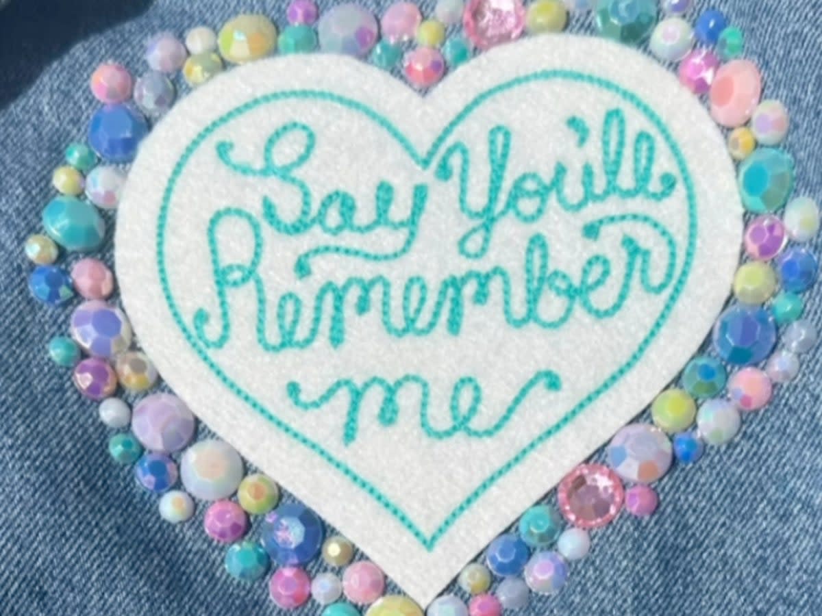 Vanessa included a stiched felt heart that read, ‘Say you’ll remember me’ for Kobe (@vanessabryant on Instagram)