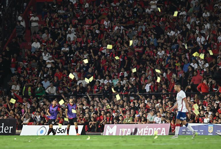 El segundo gol de San Lorenzo coincidió con el momento en que desde un parapente lanzaron panfletos alusivos al resultado del clásico rosarino