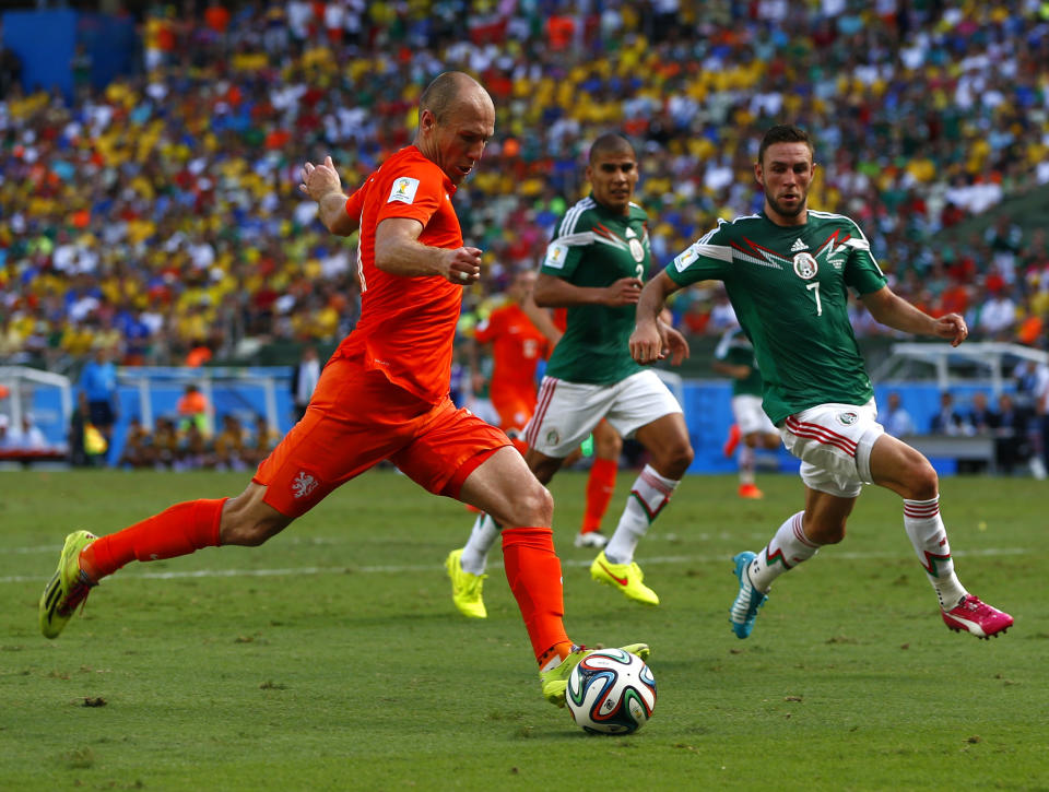 Layún enfrentando a Robben en Brasil 2014. (REUTERS/Eddie Keogh)