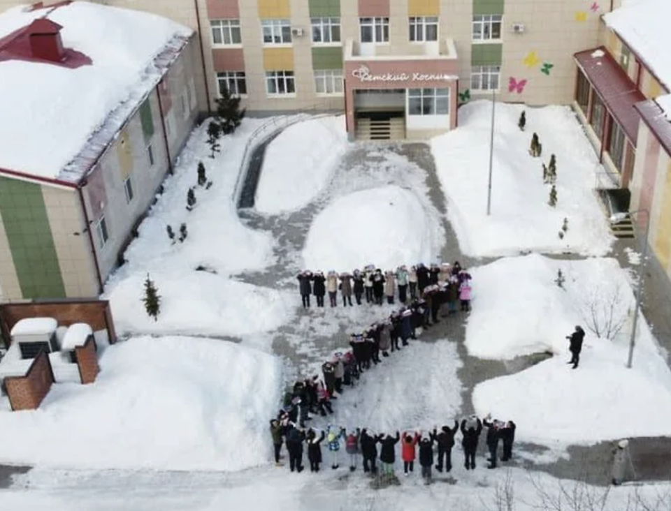 Los niños de un centro de cuidados paliativos se colocan en formación de “Z” para mostrar su apoyo a la invasión rusa de Ucrania (Kamil Galeev via Twitter)