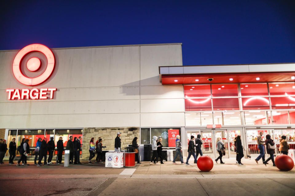 Numerosos clientes hacen fila con motivo del Black Friday para ingresar en una tienda Target en Newport, Kentucky, el viernes 23 de noviembre de 2118. (AP Foto/John Minchillo)